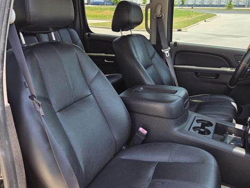 Used 2013 Chevrolet Avalanche LT w/ Suspension Package, Off-Road AWD/4WD image 21