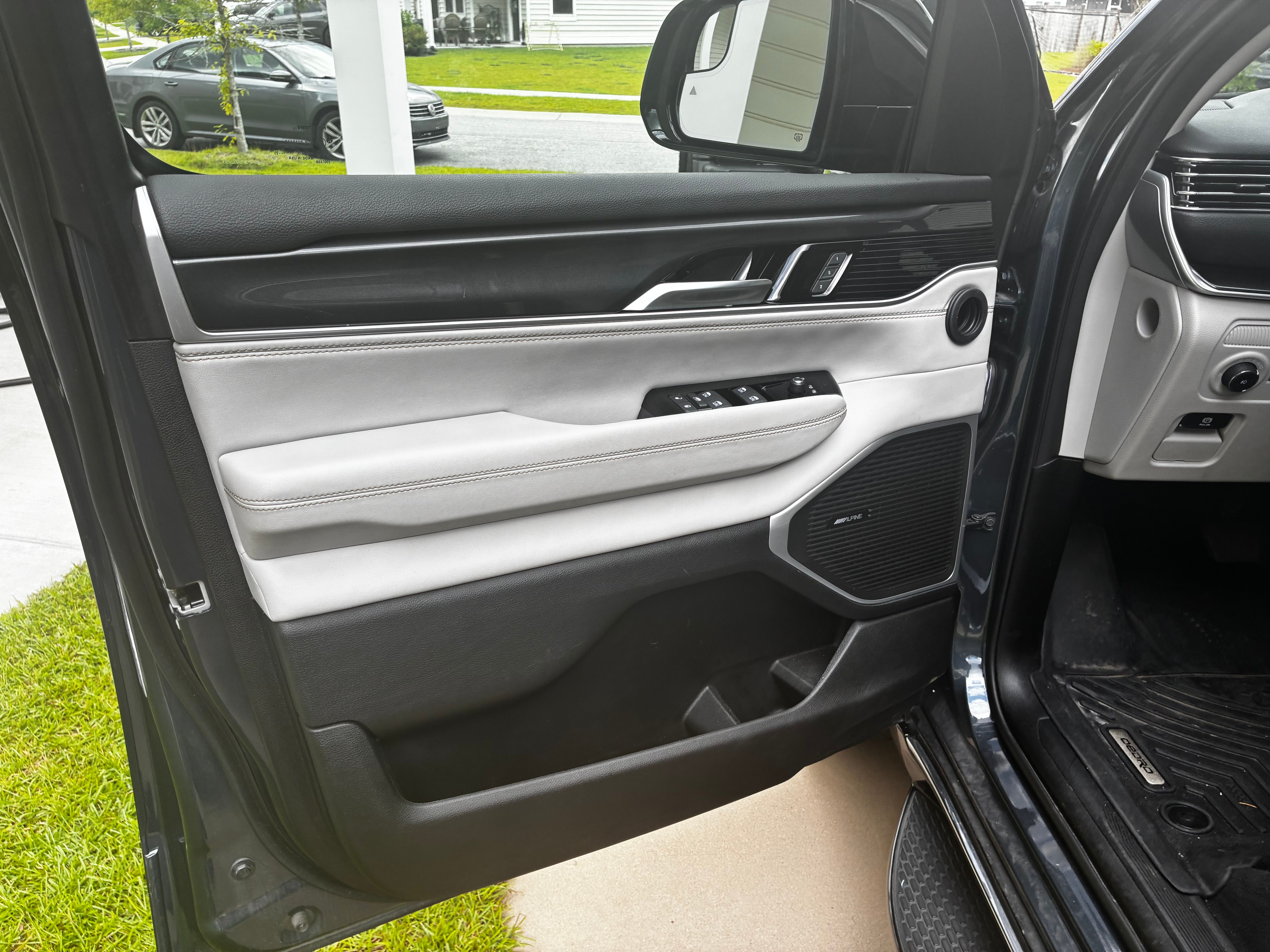 Used 2023 Jeep Wagoneer 2WD w/ Premium Group I image 9