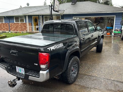 Used 2018 Toyota Tacoma TRD Off-Road AWD/4WD image 5