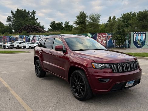 Used 2018 Jeep Grand Cherokee Altitude AWD/4WD image 8