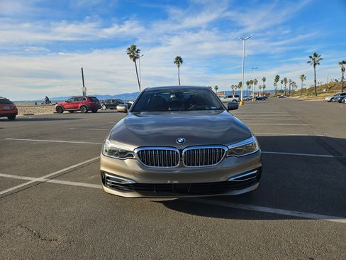Used 2019 BMW 530e xDrive w/ Premium Package image 2