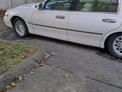 Used 1998 Lincoln Town Car Signature image 4