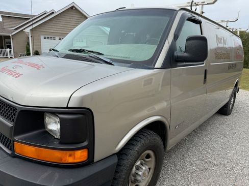 Used 2003 Chevrolet Express 3500 Extended Van 3D image 1