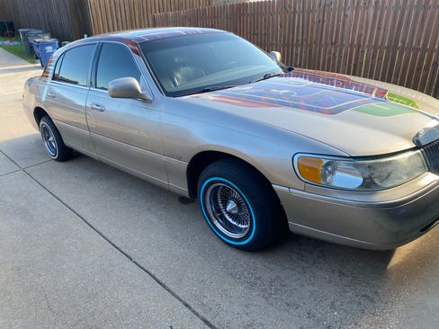 Used 1999 Lincoln Town Car Executive RWD image 10