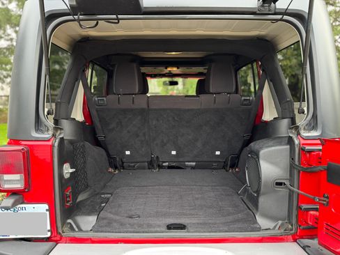 Used 2013 Jeep Wrangler Unlimited Sahara image 11