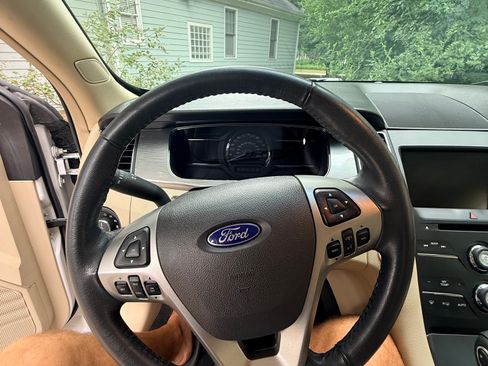 Used 2013 Ford Taurus SEL FWD image 9