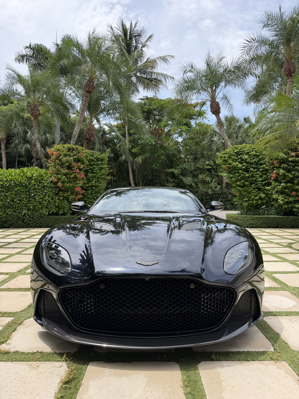 Used 2022 Aston Martin DBS Superleggera RWD image 2