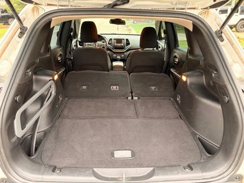 Used 2016 Jeep Cherokee Sport FWD image 10