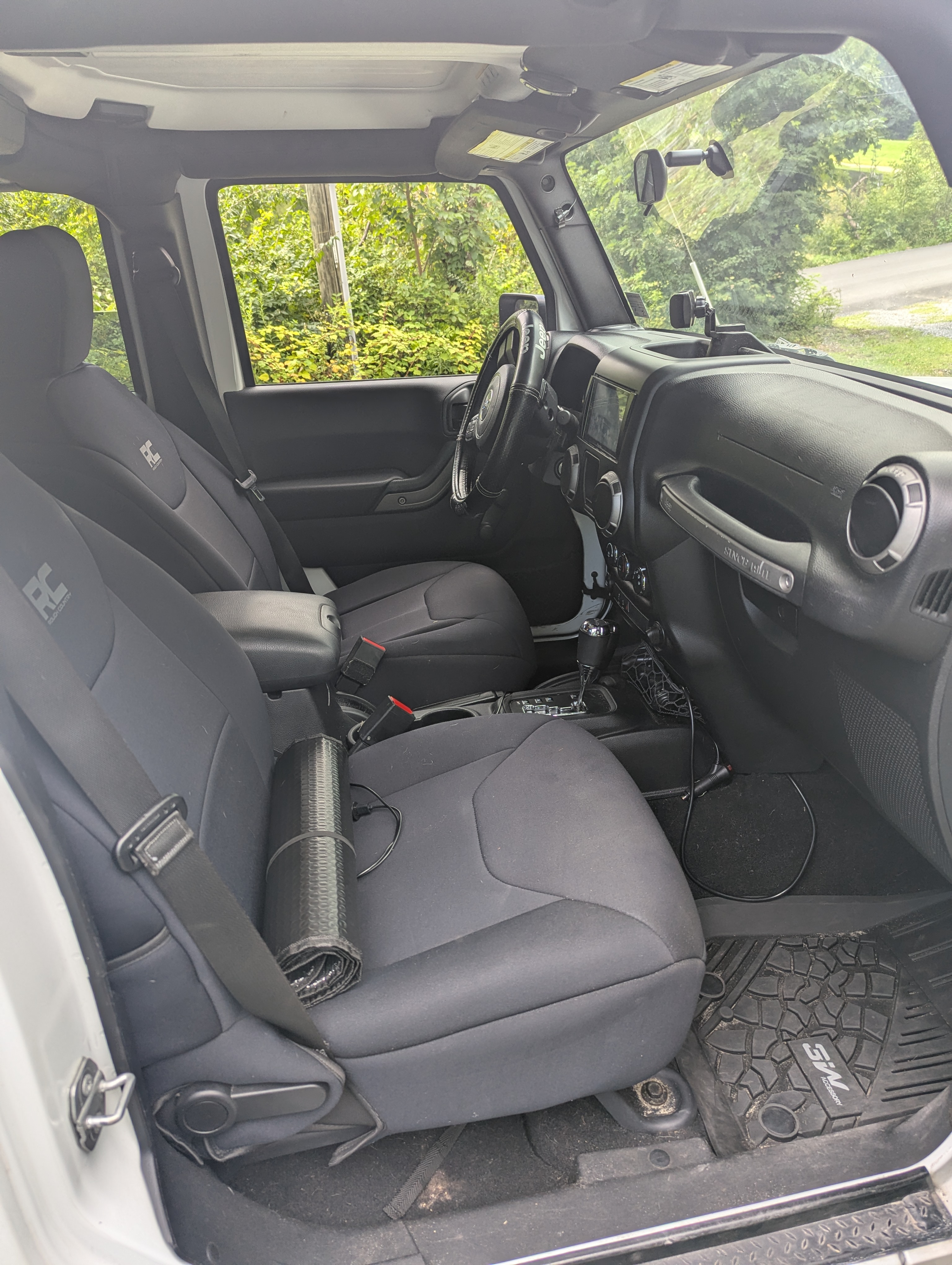Used 2016 Jeep Wrangler Unlimited Sport w/ Connectivity Group AWD/4WD image 13