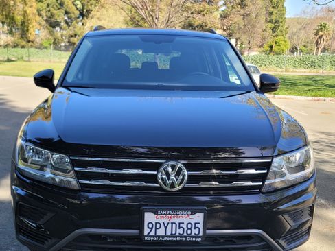 Used 2021 Volkswagen Tiguan SE w/ Panoramic Sunroof Package image 4