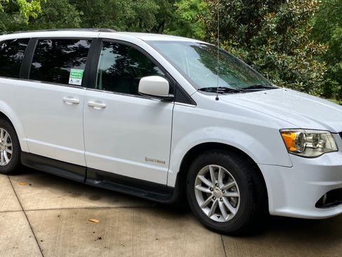 Used 2019 Dodge Grand Caravan SXT FWD image 5