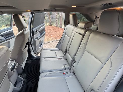 Used 2017 Toyota Highlander XLE image 23