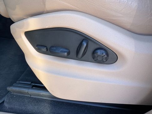 Used 2022 Porsche Cayenne E-Hybrid Sport Utility 4D image 16