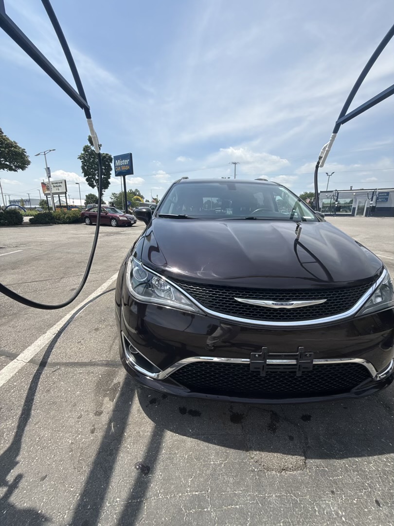 Used 2017 Chrysler Pacifica Touring-L FWD image 1