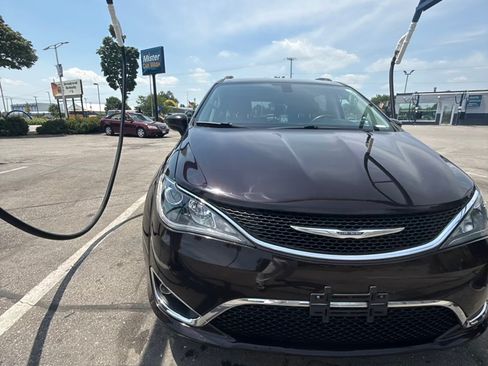 Used 2017 Chrysler Pacifica Touring-L FWD image 1