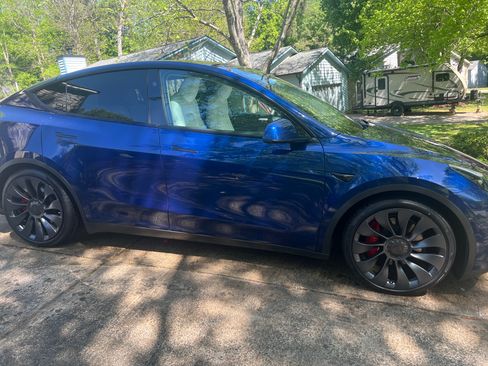 Used 2024 Tesla Model Y Performance image 2