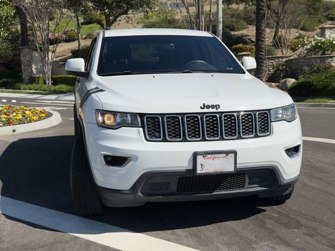 Used 2017 Jeep Grand Cherokee Laredo w/ Quick Order Package 2BE image 2