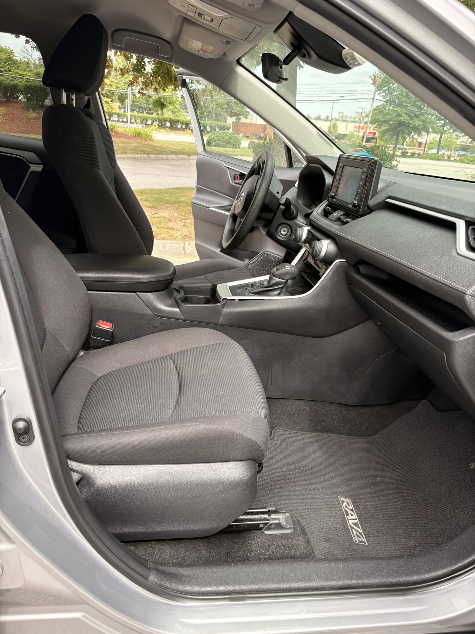 Used 2021 Toyota RAV4 LE w/ Carpet Mat Package (TMS) AWD/4WD image 17