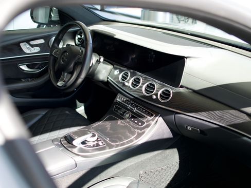 Used 2018 Mercedes-Benz E 400 4MATIC Sedan image 8