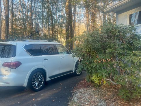 Used 2015 INFINITI QX80 4WD w/ Deluxe Technology Package image 2