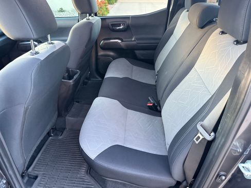 Used 2022 Toyota Tacoma TRD Off-Road image 13