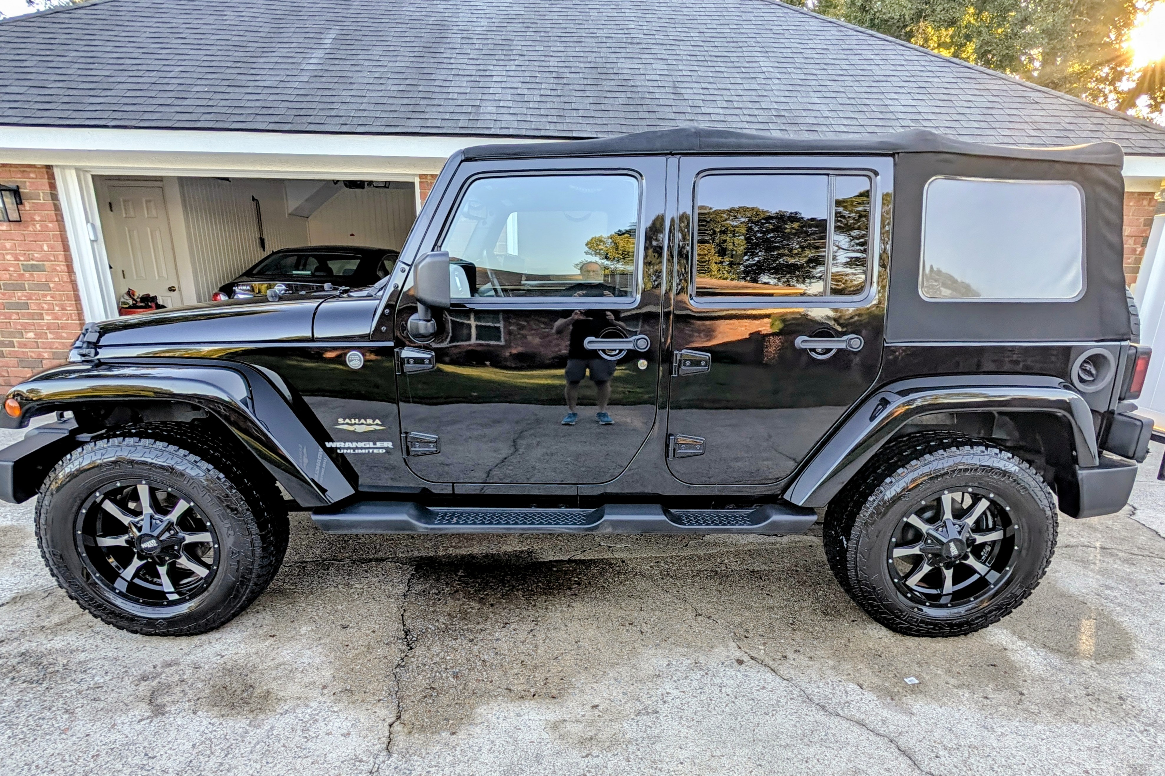 Used 2013 Jeep Wrangler Unlimited Sahara w/ Connectivity Group AWD/4WD image 1