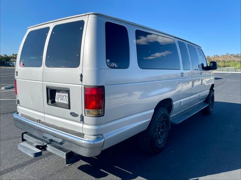 Used 2011 Ford E-350 and Econoline 350 XLT image 2