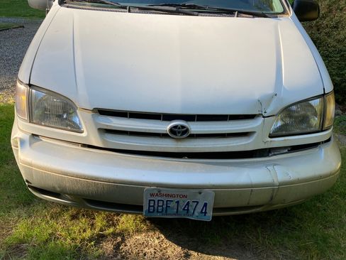 Used 2000 Toyota Sienna XLE FWD image 6