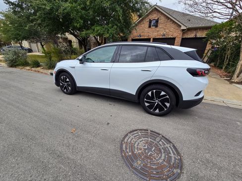 Used 2021 Volkswagen ID.4 Pro image 4