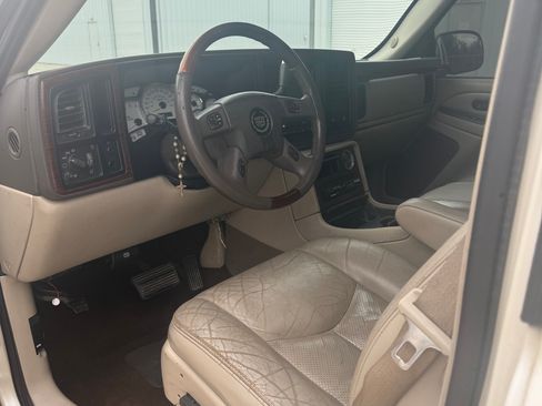 Used 2005 Cadillac Escalade EXT image 4