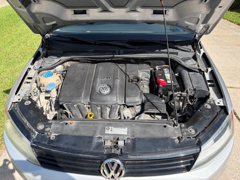 Used 2011 Volkswagen Jetta SE FWD image 12