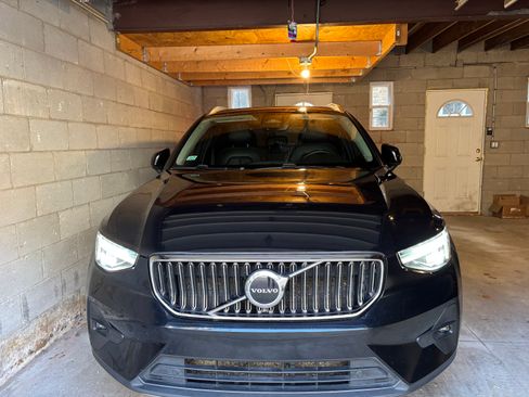 Used 2023 Volvo XC40 B5 Plus AWD/4WD image 1