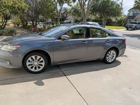 Used 2013 Lexus ES 300h w/ Luxury Pkg image 4