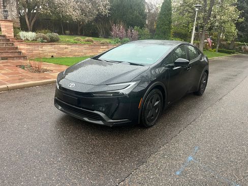 Used 2024 Toyota Prius LE AWD/4WD image 2