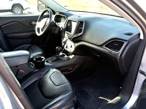 Used 2021 Jeep Cherokee Trailhawk w/ Comfort/Convenience Group image 9