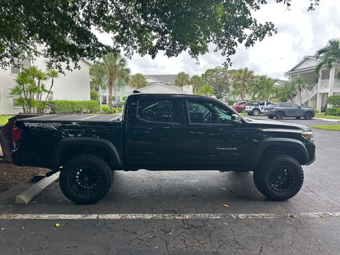 Used 2018 Toyota Tacoma TRD Off-Road AWD/4WD image 13