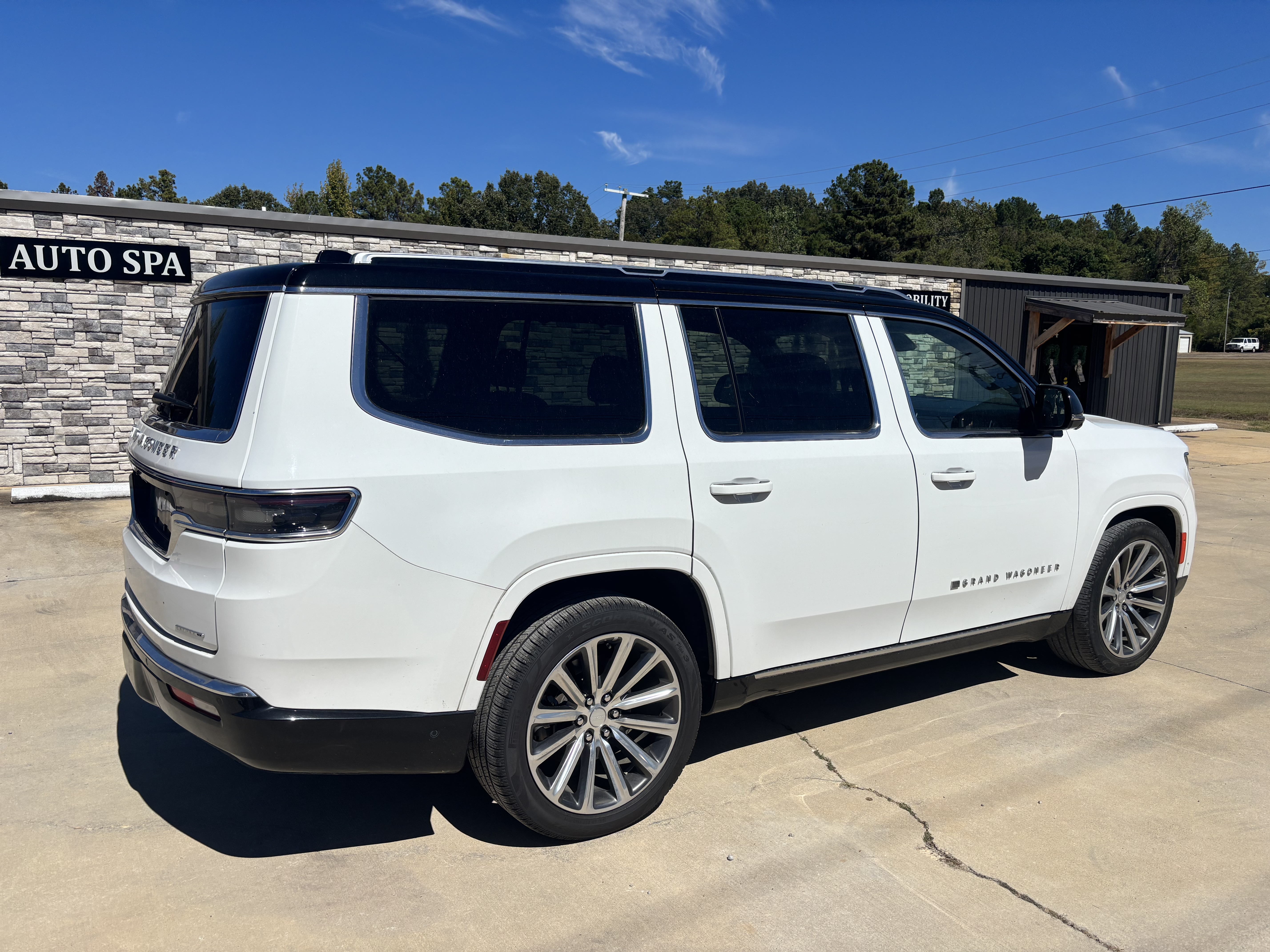 Used 2023 Jeep Grand Wagoneer Series II AWD/4WD image 4