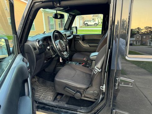 Used 2013 Jeep Wrangler Unlimited Sport image 6