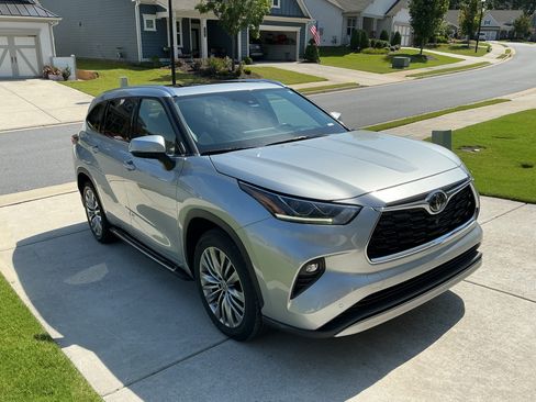 Used 2020 Toyota Highlander Platinum FWD image 5