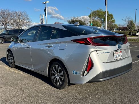 Used 2021 Toyota Prius Prime XLE image 2