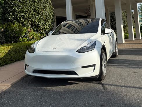 Used 2023 Tesla Model Y Long Range AWD/4WD image 2