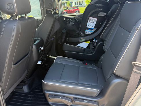 Used 2024 GMC Yukon SLT w/ SLT Luxury Package AWD/4WD image 10