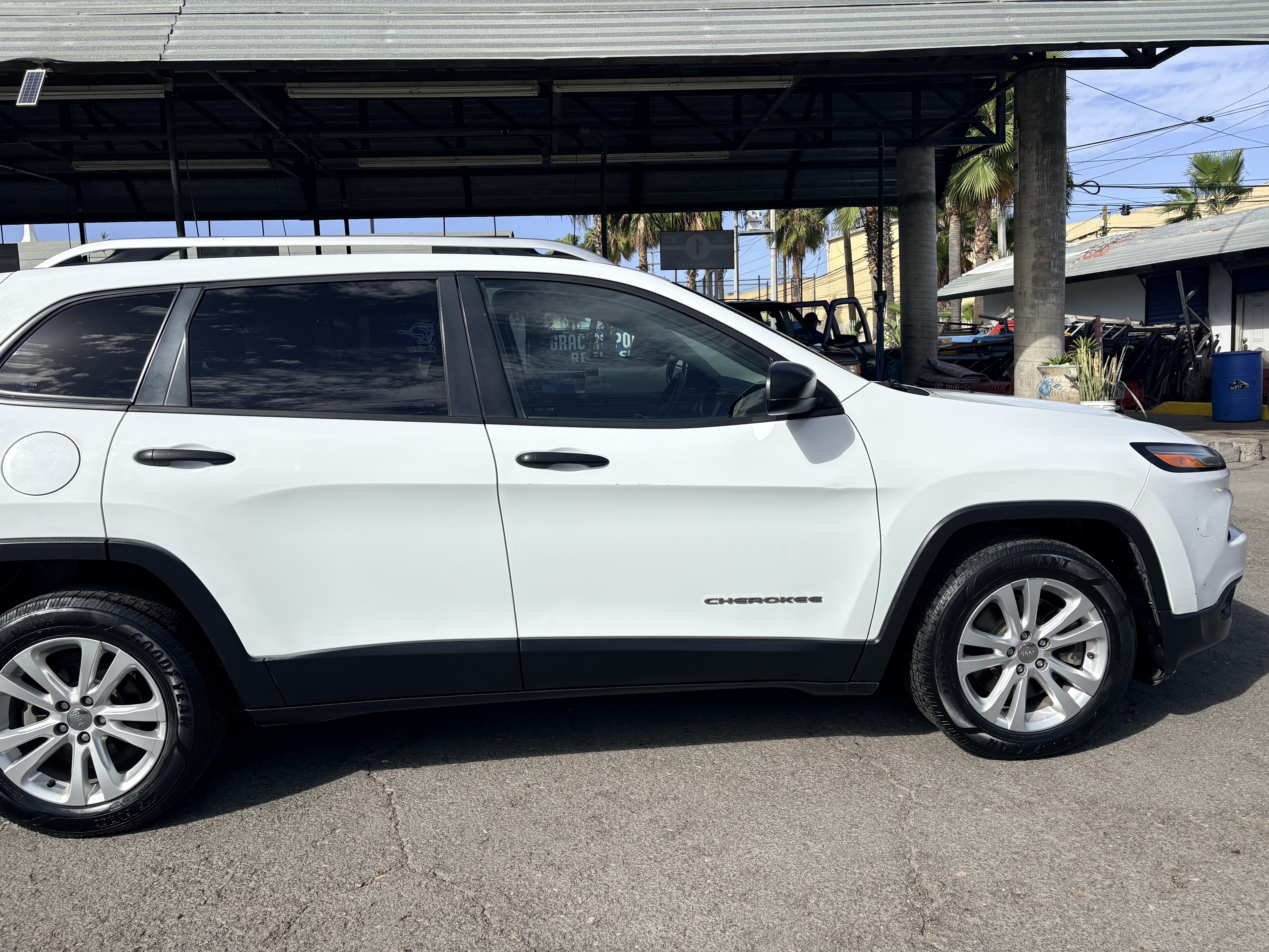 Used 2015 Jeep Cherokee Sport FWD image 10