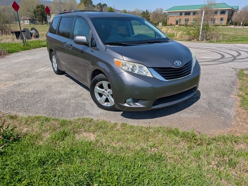 Used 2011 Toyota Sienna LE w/ Towing Pkg image 8