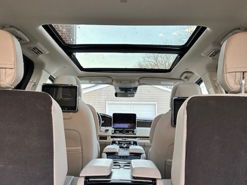 Used 2020 Lincoln Navigator Reserve w/ Luxury Package image 10