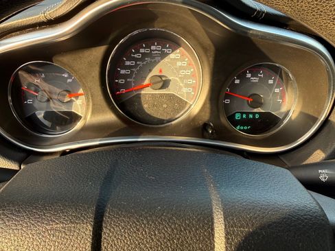 Used 2013 Dodge Avenger SE image 11