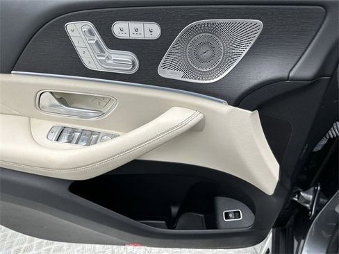 Used 2022 Mercedes-Benz GLS 450 4MATIC image 13