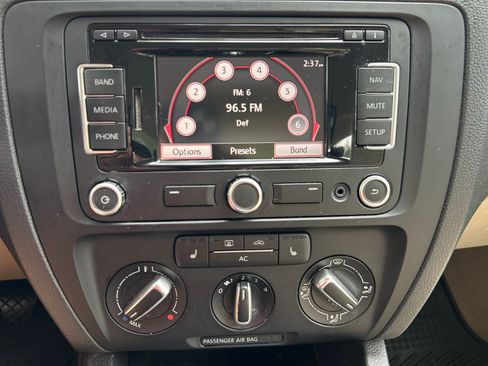 Used 2011 Volkswagen Jetta SEL FWD image 12