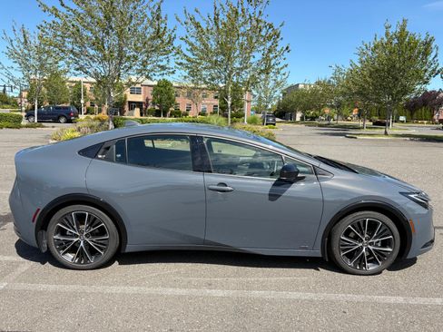 Used 2024 Toyota Prius XLE AWD/4WD image 4