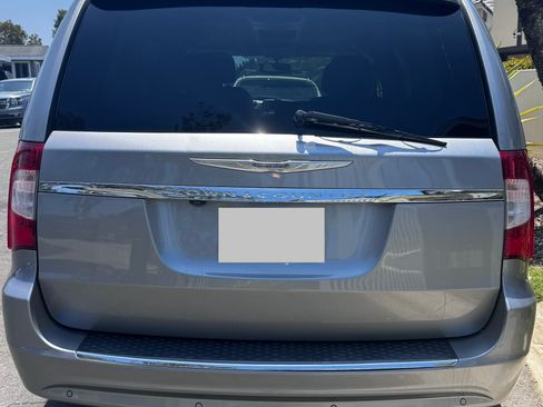 Used 2015 Chrysler Town & Country Touring-L w/ Driver Convenience Group FWD image 9